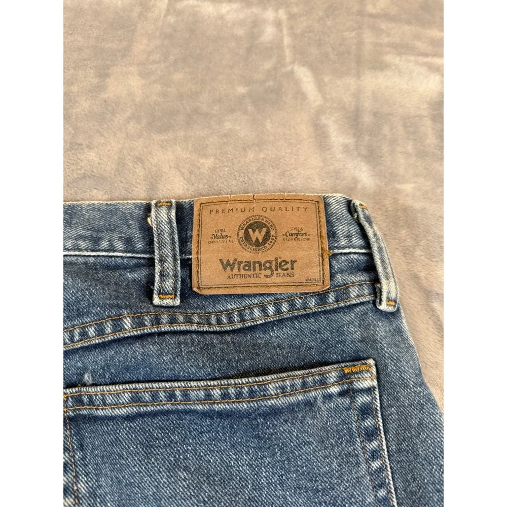 Wrangler Men's Regular Fit Button Fly Jeans Size 34x30 Medium Wash Denim
